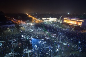 In jur de 300000 de oameni au fost prezenti, duminica 5 Februarie 2017, intr-un urias protest impotriva guvernului Grindeanu, in Piata Victoriei din Bucuresti. Este ce de-a 6-a seara consecutiva de proteste cu sute de mii de participanti in strada, la nivelul intregii tari. ALEXANDRU DOBRE/MEDIAFAX FOTO